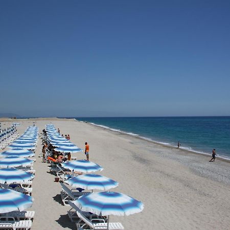 Club Esse Aquilia Beach Village Бадолато-Стационе Экстерьер фото