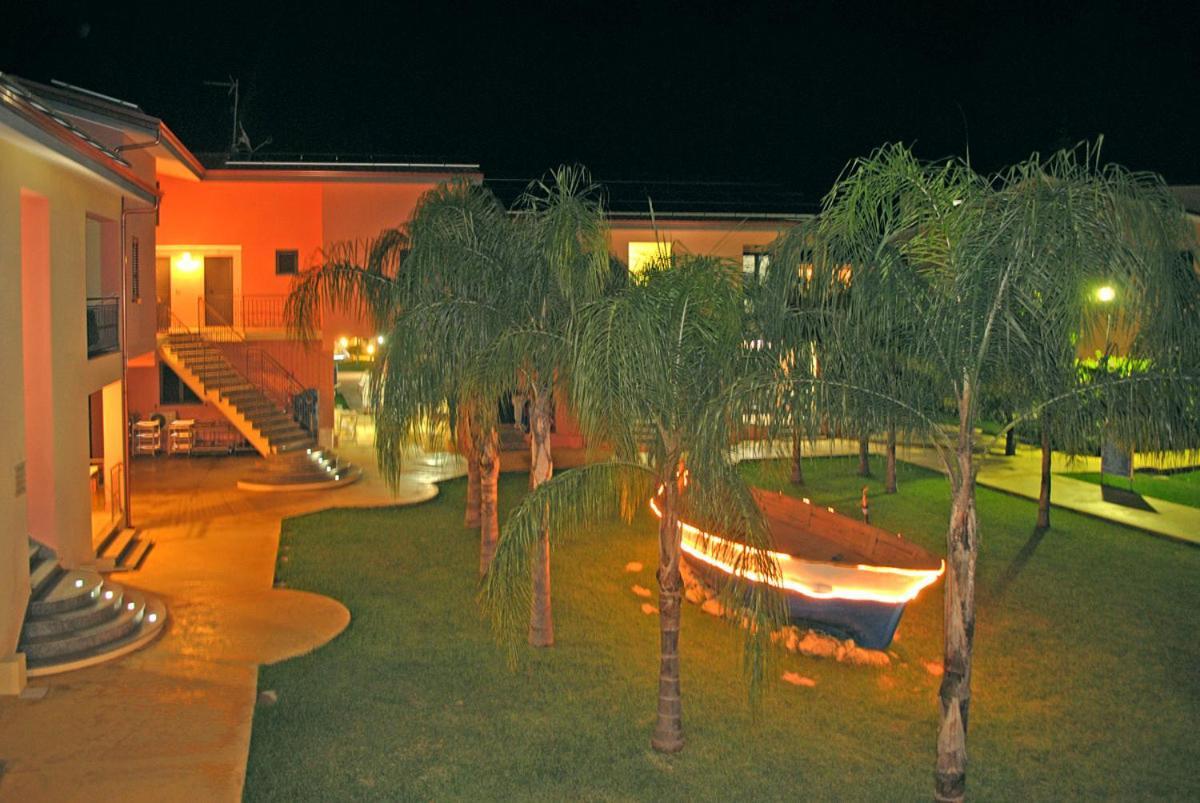 Club Esse Aquilia Beach Village Бадолато-Стационе Экстерьер фото
