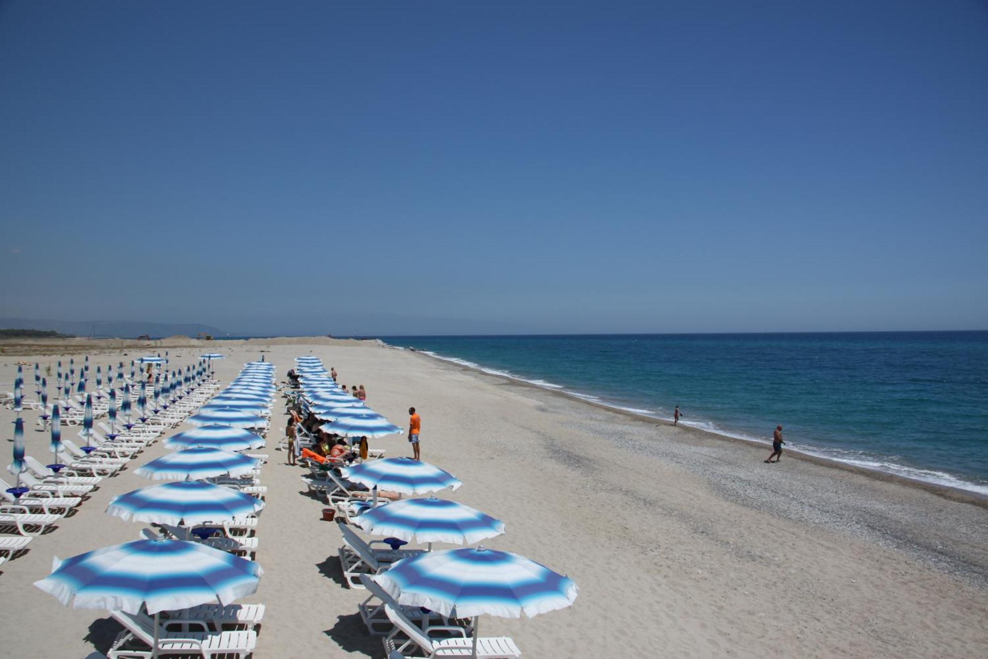 Club Esse Aquilia Beach Village Бадолато-Стационе Экстерьер фото