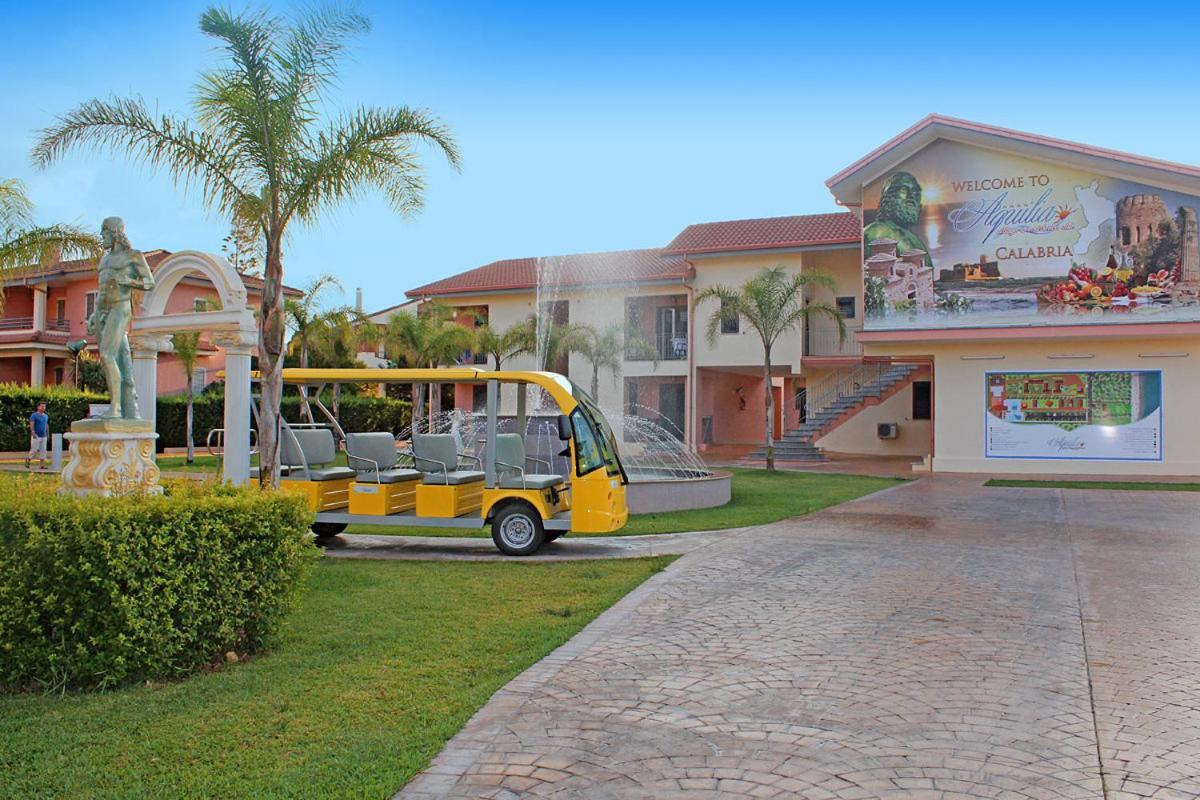 Club Esse Aquilia Beach Village Бадолато-Стационе Экстерьер фото