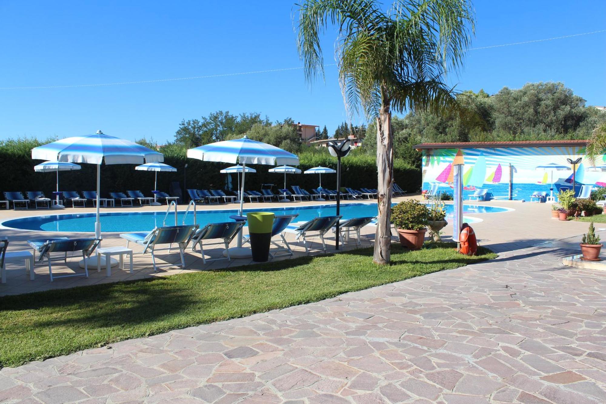 Club Esse Aquilia Beach Village Бадолато-Стационе Экстерьер фото