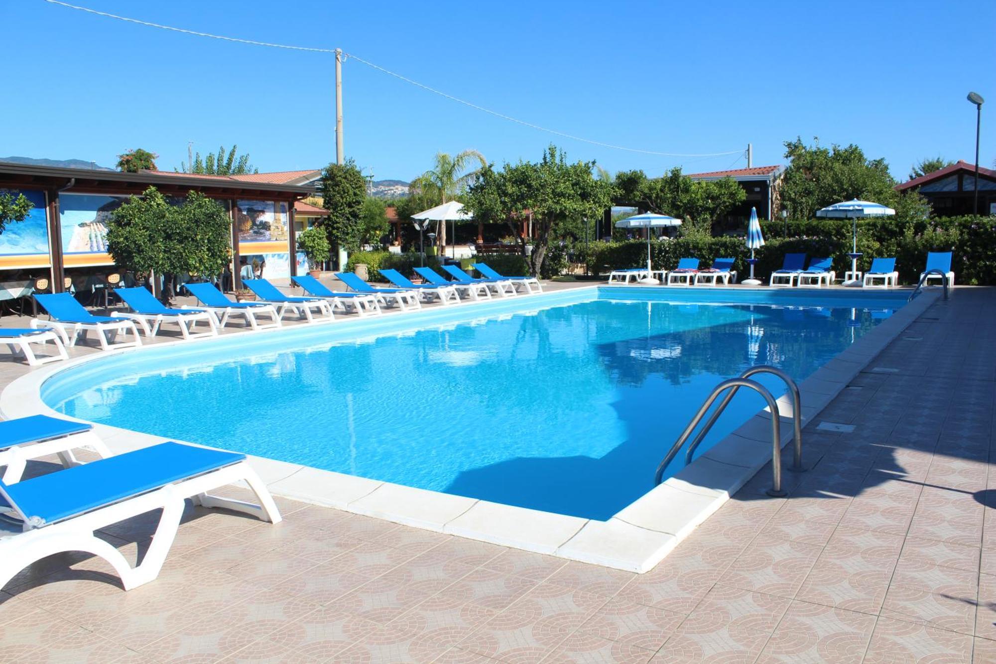 Club Esse Aquilia Beach Village Бадолато-Стационе Экстерьер фото