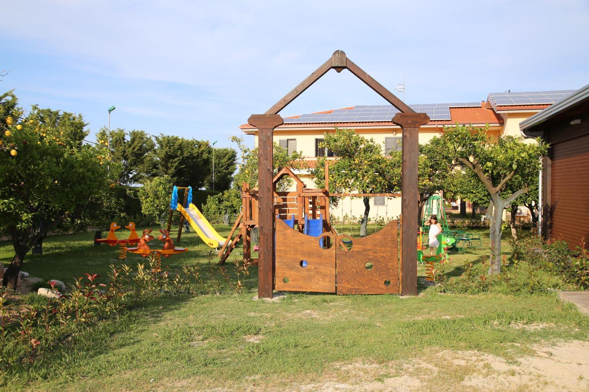 Club Esse Aquilia Beach Village Бадолато-Стационе Экстерьер фото