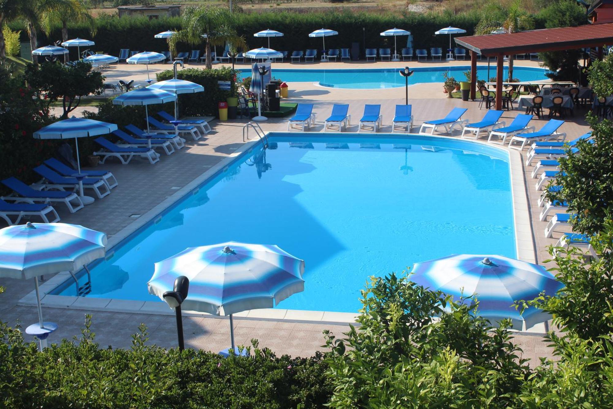 Club Esse Aquilia Beach Village Бадолато-Стационе Экстерьер фото