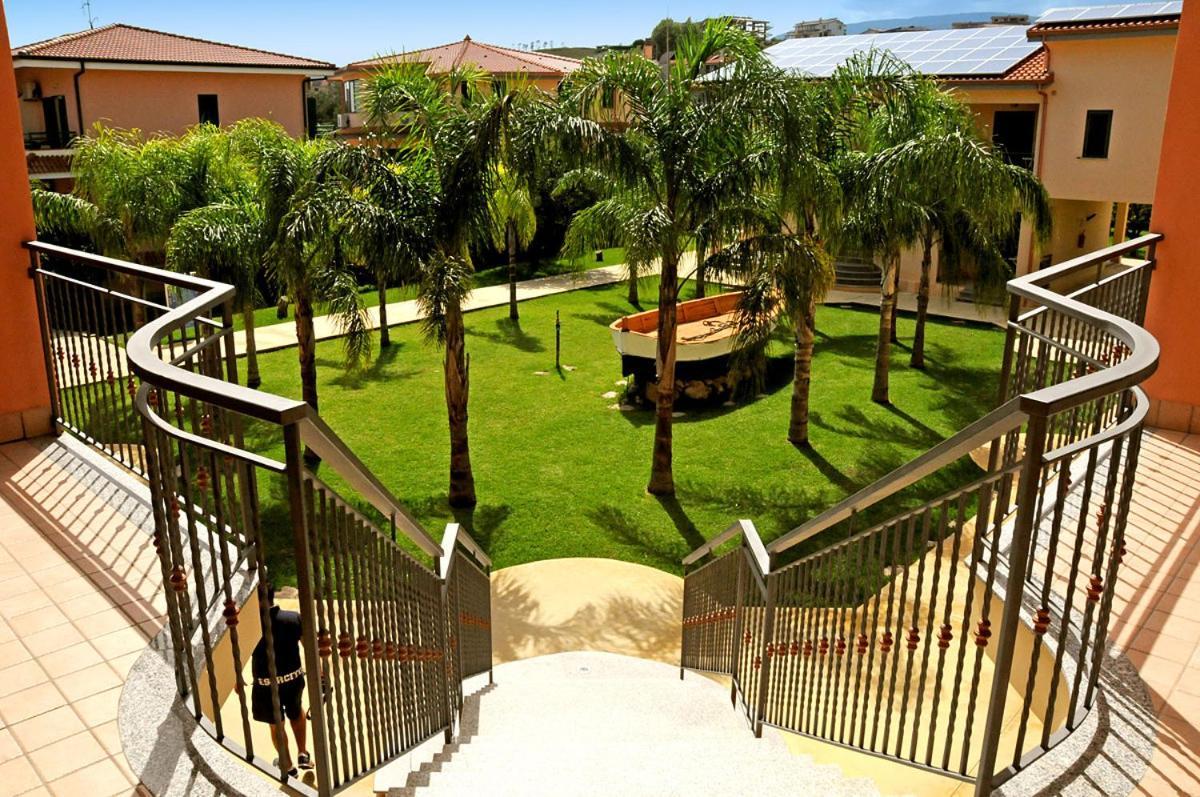 Club Esse Aquilia Beach Village Бадолато-Стационе Экстерьер фото