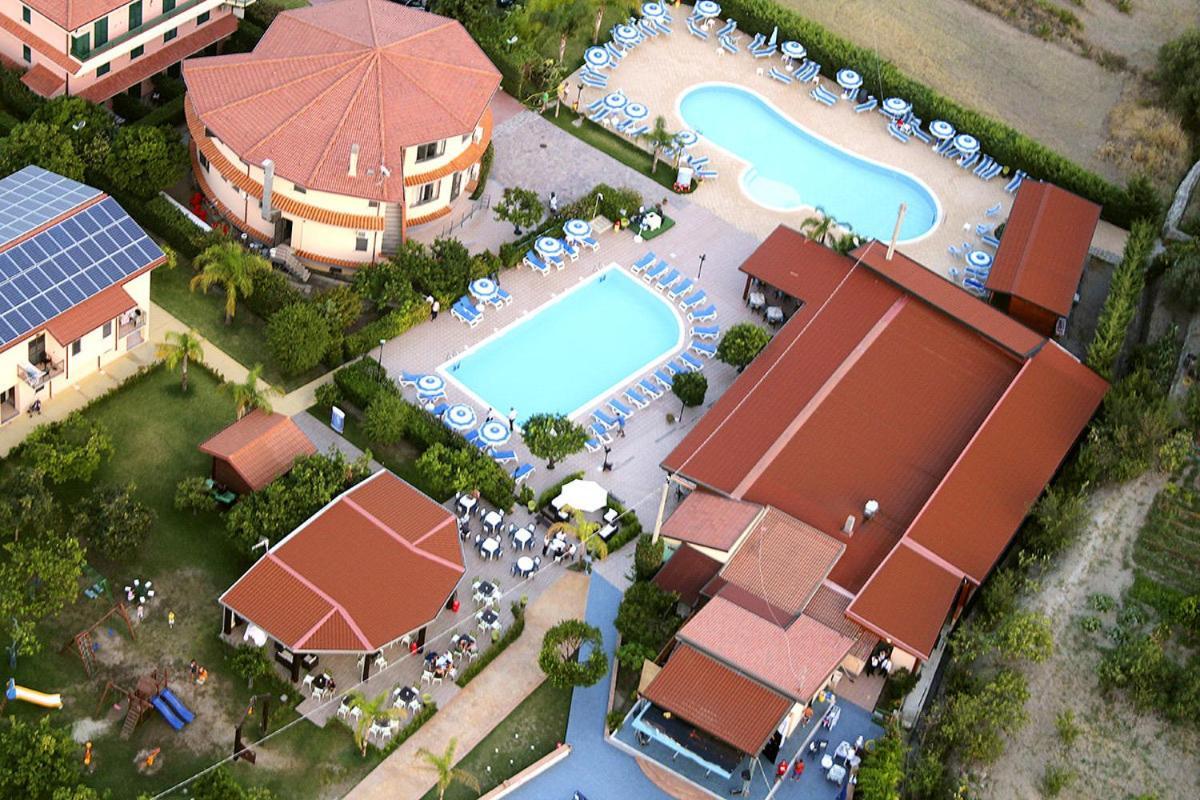 Club Esse Aquilia Beach Village Бадолато-Стационе Экстерьер фото