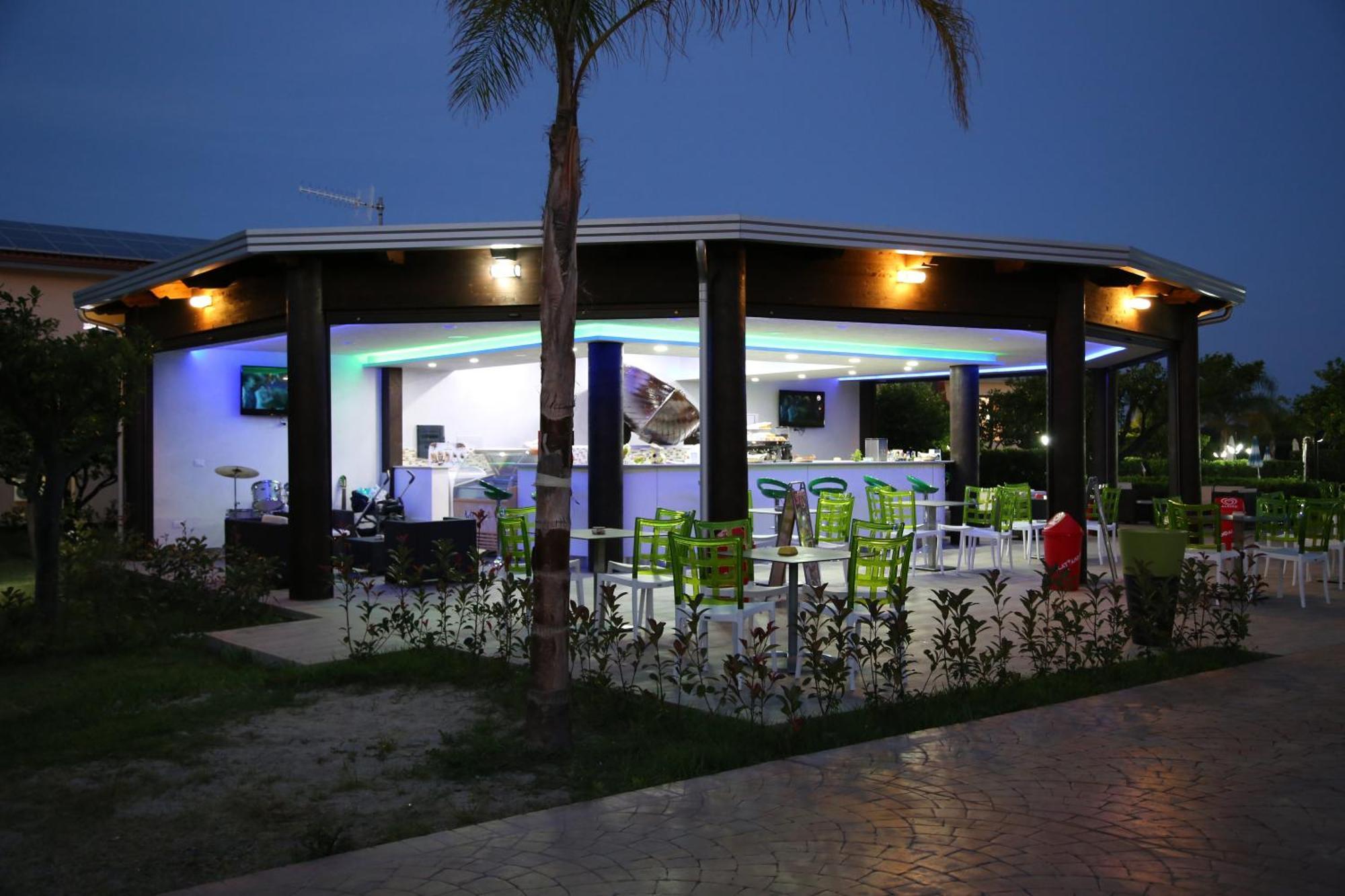 Club Esse Aquilia Beach Village Бадолато-Стационе Экстерьер фото
